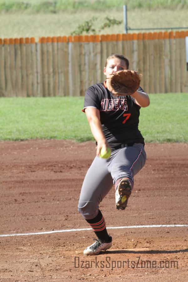 17378843.jpg: Halfway_Walnut Grove_softball_Photo by Shaun Matney_19