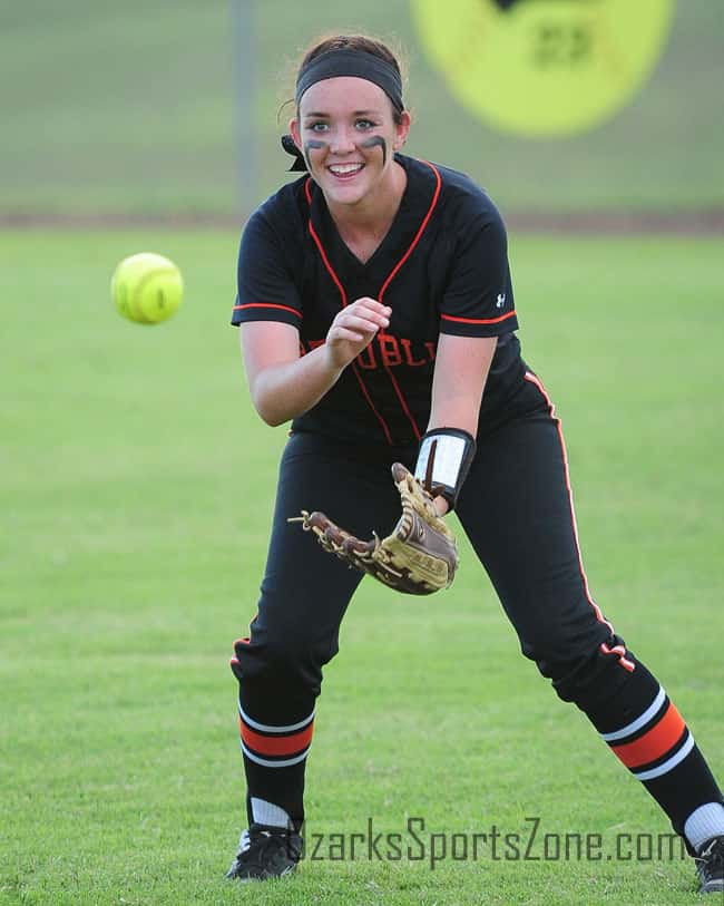 17391086.jpg: Ozark_Republic_softball_Photo by Don Jones_33