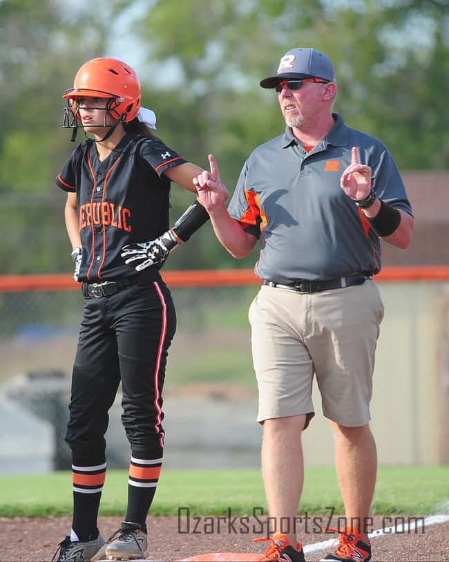 17391076.jpg: Ozark_Republic_softball_Photo by Don Jones_23