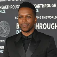 Leslie Odom Jr. at the 2023 Breakthrough Prize Ceremony for Science and Mathematics at the Academy Museum. OS ANGELES^ CA. April 15^ 2023