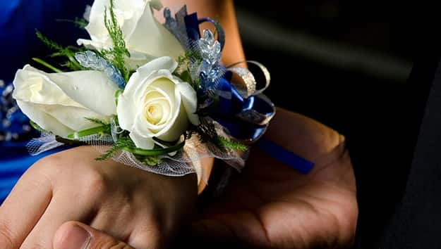 getty_10316_promcorsage