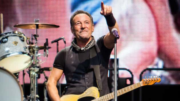 m_brucespringsteen630_onstage_092316-4