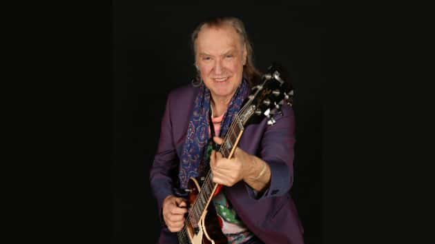 m_davedavies630_holdingguitar_040517