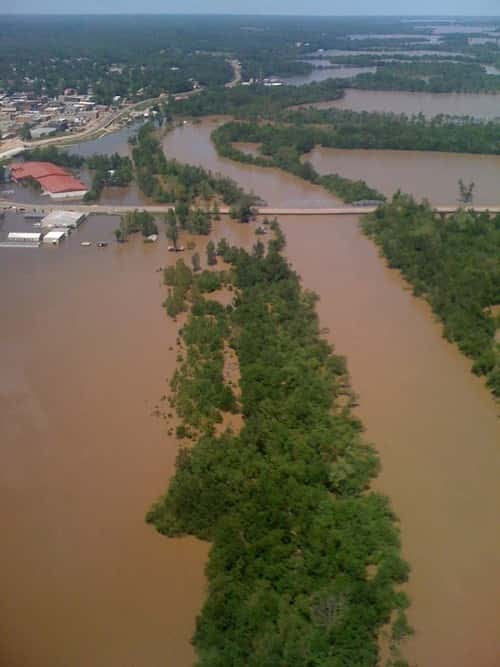 Levee breaks on the Black River at Pocahontas KTLO