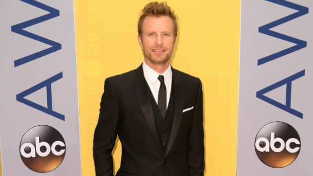 m_dierksbentleycma2016redcarpet-5