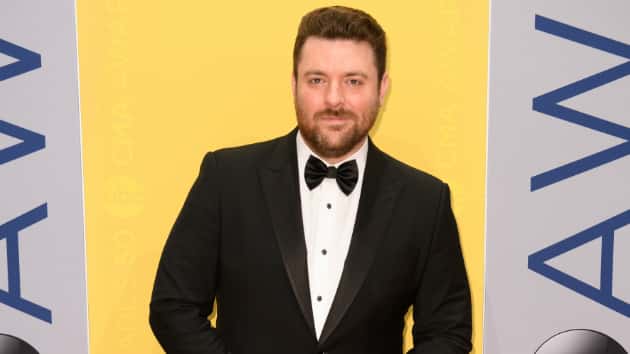 m_chrisyoungcmaredcarpet2016-3