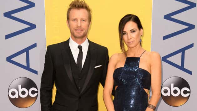 m_dierksbentleywifecassidycma2016redcarpet-2