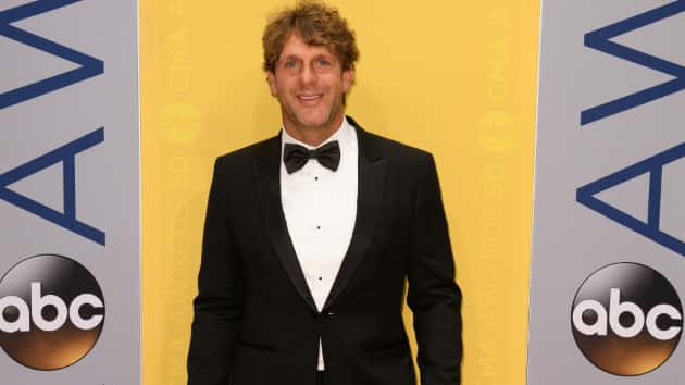 m_billycurringtoncma2016redcarpet2-2