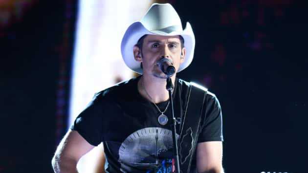 m_bradpaisleycma2016stage-8