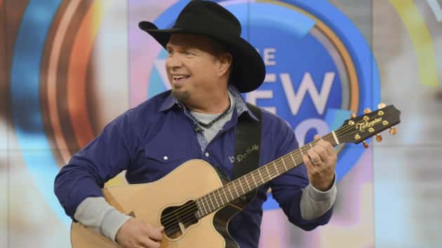 m_garthbrooksview2016withguitar-6