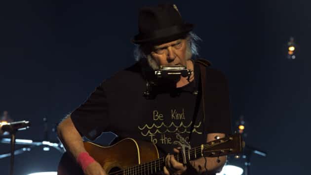 m_neilyoung630_onstage_creditjuliegardner_072716-3