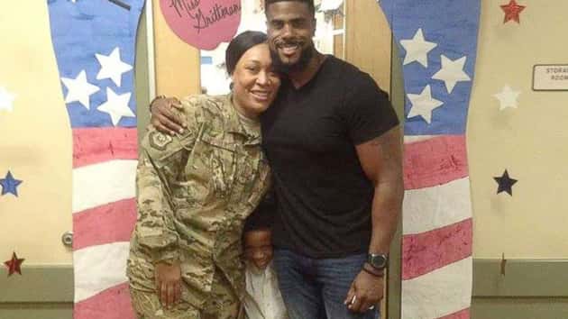 military-mom-surprise4-ht-mem-170808_4x3_992