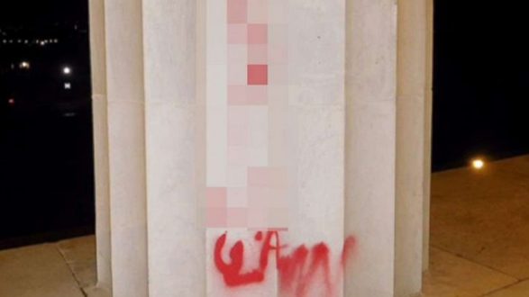 lincoln-memorial-graffiti-ht-jef-170815_12x5_992