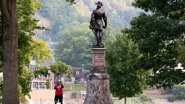081717_getty_stonewallstatue