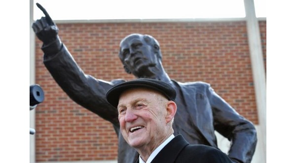 Ex-Missouri basketball coach Norm Stewart statue unveiled | KTLO