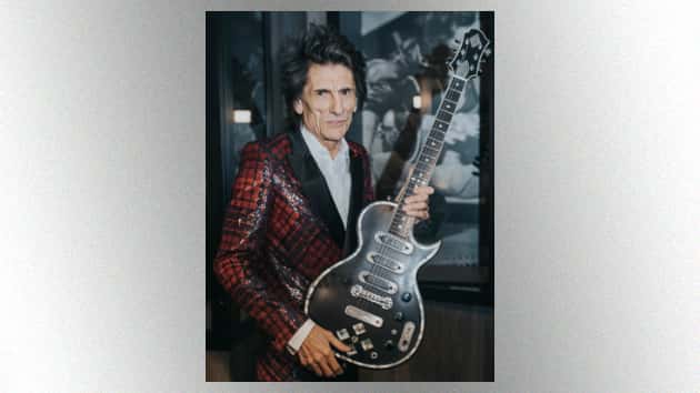 m_ronniewood630_withguitaratnashvillestonesexhibit_040518