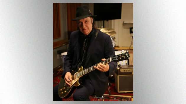 m_davedavies630_withguitar_031818