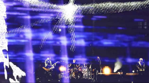 m_u2630_onstage_050218