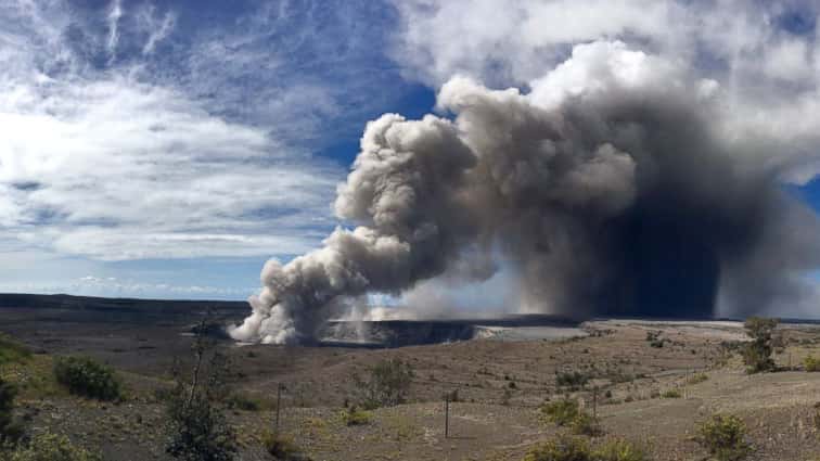 kilauea-volcano-smoke-02-ht-jef-180515_hpembed_7x3_992