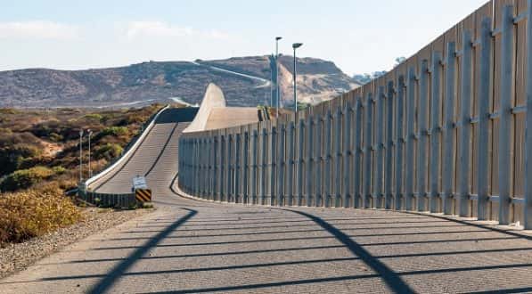 050218_thinkstock_borderwall