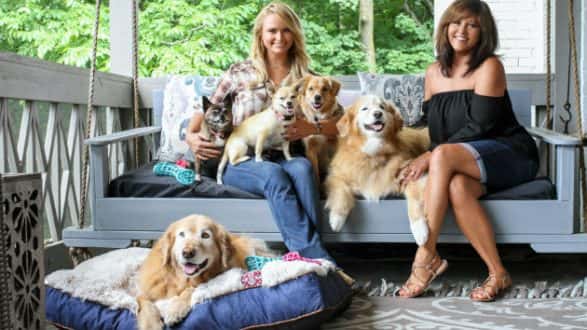 m_mirandalambertandmomanddogs_082718