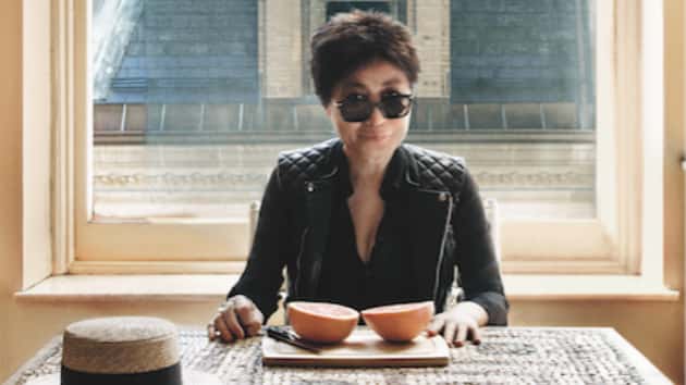 m_yokoono630_withgrapefruit_101018