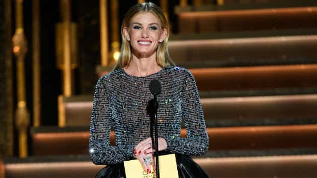 m_faithhillonstagecma2016-2