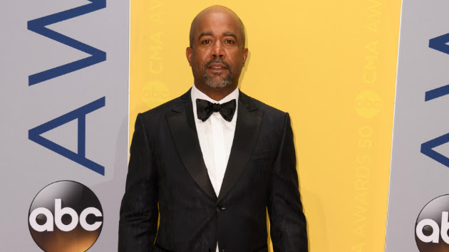 m_dariusrucker2016cmaredcarpet-10