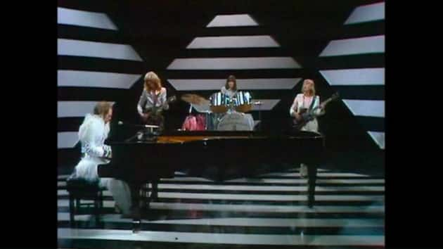 m_eltonjohn630_stepintochristmasvideostill_120718