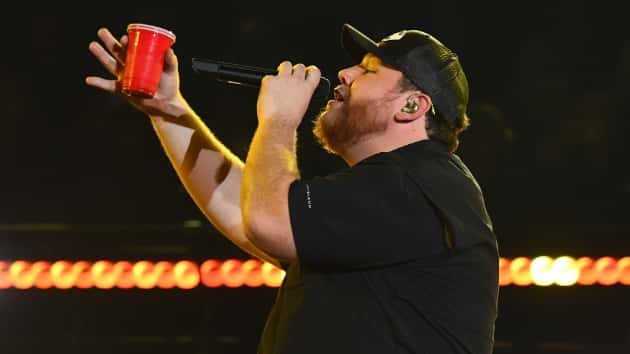 m_lukecombscmastageholdingupdrink121118-1