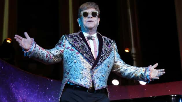 m_eltonjohn630_standingatpiano_013019