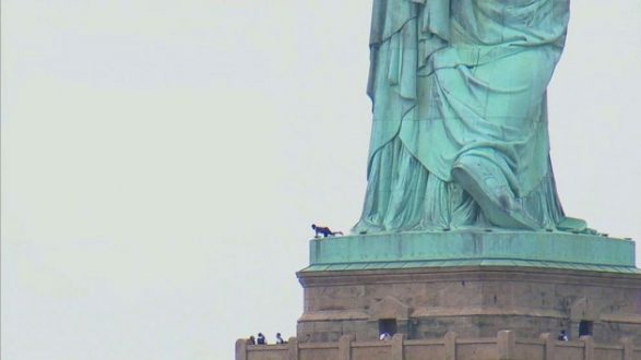 man-climing-statue-of-liberty-abc-1-thg-180704_hpmain_16x9_992