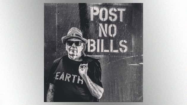 m_neilyoung630_bwearthtshirt_creditdarylhannah_061616-2