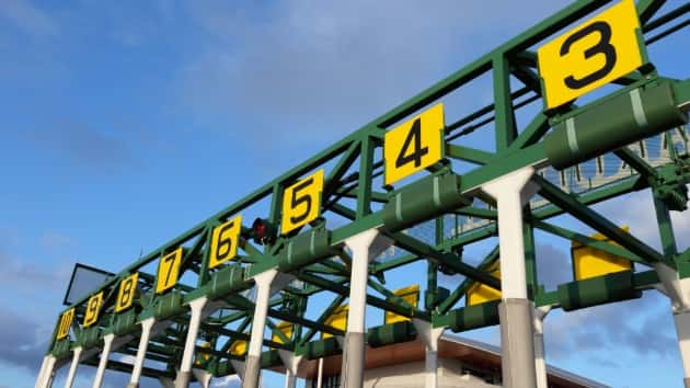 istock_41719_horseracetrack