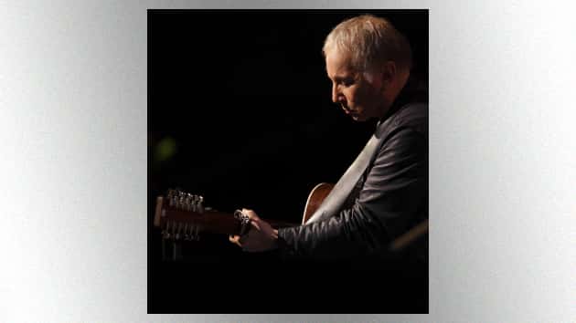 m_paulsimon630_sideviewwithguitar_042319