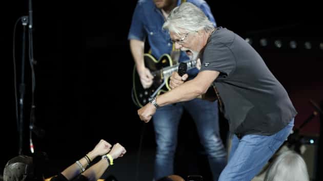 m_bobseger630_onstage_creditkensettle_021419-3