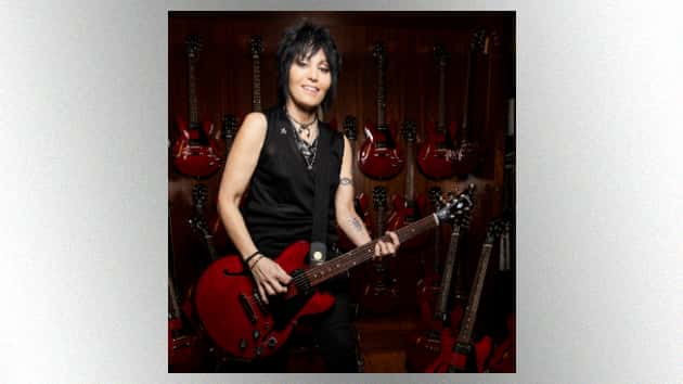 m_joanjett630_withsignatureguitar_070119
