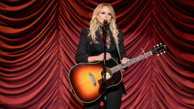 m_mirandalambertcma2016stage-10