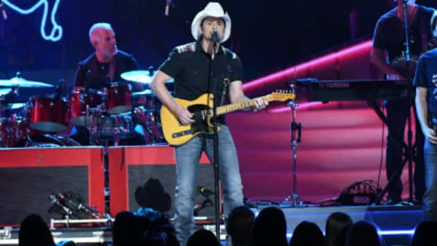 m_bradpaisleycmaperf120618-9