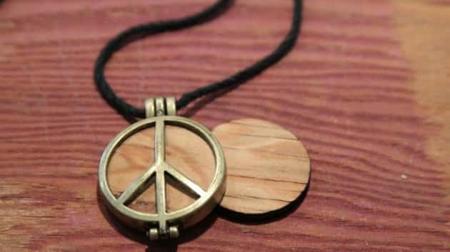m_woodstockstagepeacependant630_073119-2