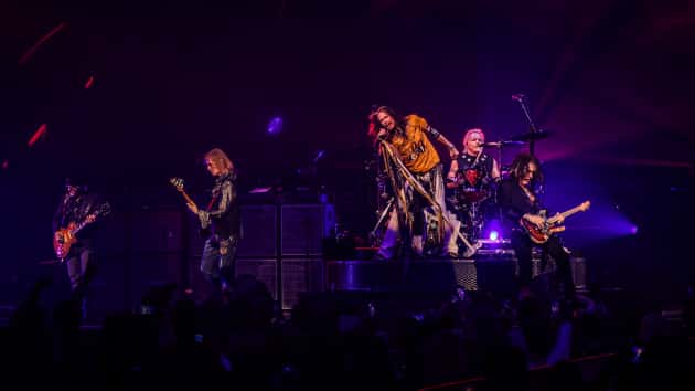 m_aerosmith630_onstage_090519