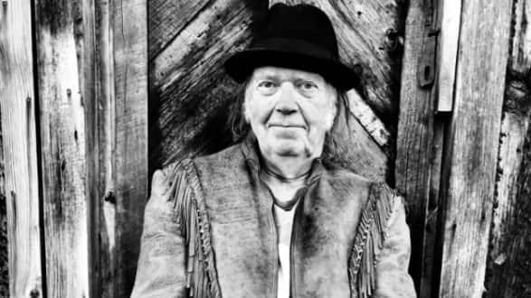 m_neilyoung630_sitting_creditdhlovelife_091319