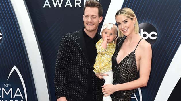 m_tylerhubbardhayleyoliviacmaawards630_10222019