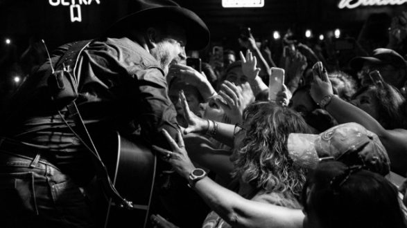 m_garthbrooksdivebarflorida101719-2