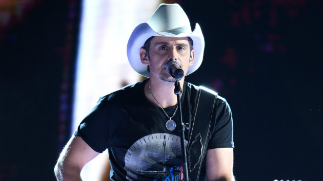 m_bradpaisleycma2016stage-12