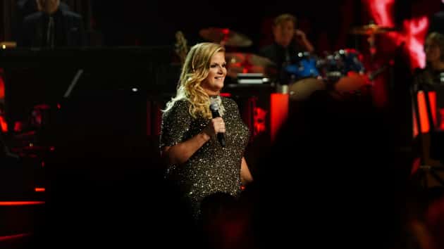 m_trishayearwoodcmacountryxmas112219-2