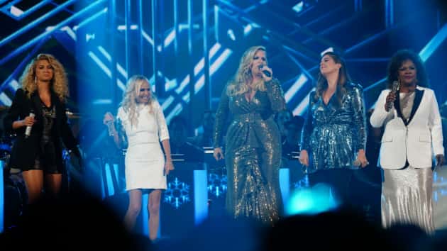 m_trishayearwoodfemalemedleycountryxmas120219