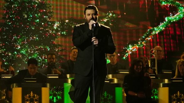 m_chrisyoungcmacountryxmas120319
