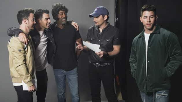 m_bradpaisleyjonasbrodarius120219