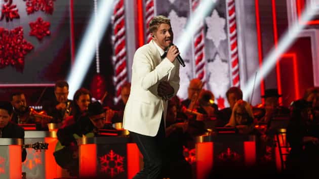 m_brettyoungcmacountryxmas120319